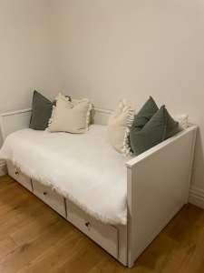 White day bed with storage, extends for 2 people, bedding included
