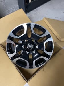 Brand new Toyota Hilux 2022 alloy wheels x 5 (brand new in box )