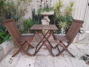 Tiber table and chairs 