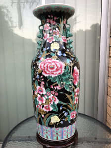 Chinese large vase from Qing dynasty