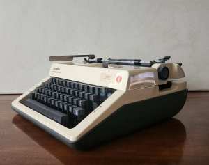 Vintage Olympia Monica de Luxe Typewriter With Case