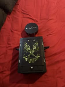 Xbox game holder halo edition