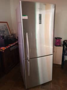 2 door fridge with frezzer in bottom