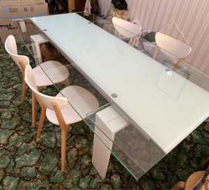 Glass extendable dining table