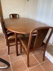 Parker extendable dining table with 6 matching chairs.