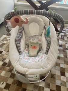 Baby bouncer/Ingenuity Soothing Bouncer with Vibrating Infant Seat