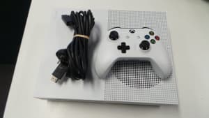 MICROSOFT XBOX ONE S 1TB - WITH CONTROL AND LEADS