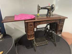 Singer sewing machine vintage. 