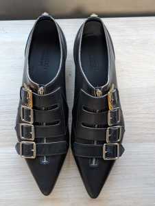 Pair of Gucci Black Leather Shoes with Bronze Buckle - Never Been Worn