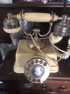 Antique telephone working