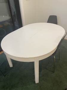Extendable round dining table from IKEA