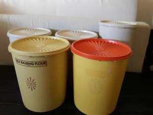 TUPPERWARE VINTAGE STORAGE CONTAINERS X 5
