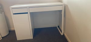 Ikea desk white. Great condition 