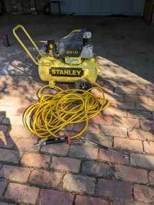 STANLEY 2.5 HP 40 L AIR COMPRESSOR WITH ATTACHMENTS