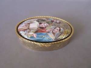SMALL GOLD ETCHED METAL JESUS PILL BOX ON HINGE