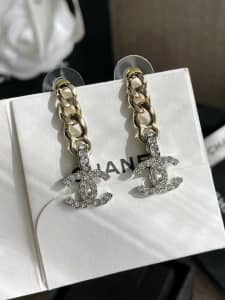 Chanel 2022 Spring-Summer/ Strass CC Chain Drop Earrings