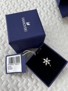 New Swarovski snowflakes crystal white ring size 52