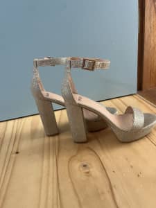 Novo glitter gold block heel. Size 8 women’s
