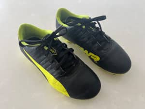 Kids Puma football soccer boots size UK 1