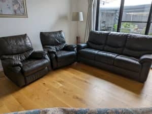 5 seater Leathe Lounge with 2 recliners for Sale in perfect condition 