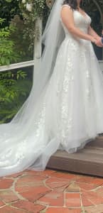 Ivory Wedding Dress and Veil Size 12
