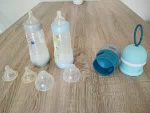 2 baby bottles MAM and measuring containers BEABA
