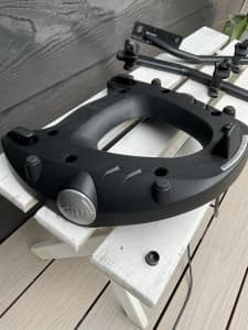 Givi mounting bracket for a top box