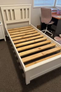 Single bed - Wooden