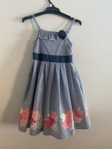 Girls dress size 6 brand new but tag removed