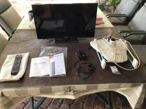 24inch HD Hisense TV & Digitech portable Antenna suitable for camping