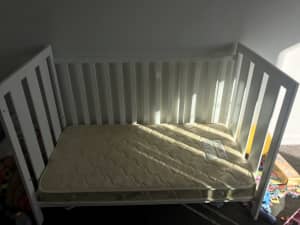 Cot / Toddler bed (both rails come off)