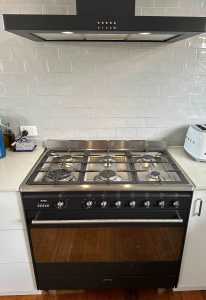 Smeg 90cm gas electric cooker and matching range hood