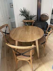 Round oak table and 4x chairs.