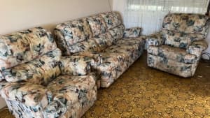 Lounge with 2 recliners