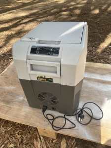 Portable ThermoElectric Cooler / Warmer 32L