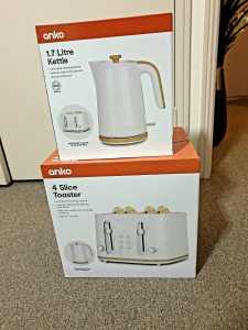 Brand new 4 slice white toaster & matching kettle
