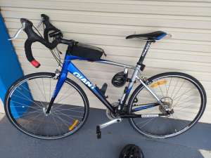 Road bike Giant Defy 2 (Aluminum) with accessories