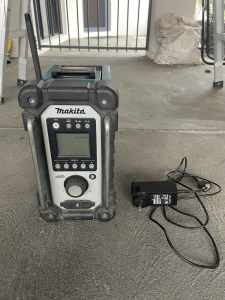 Makita Radio BMR102 with 2 batteries and power cord