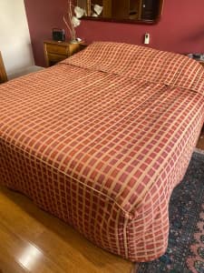 Quilted King Size Bed Spread/Cover Actil in excellent used condition
