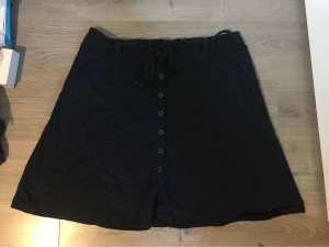 Womens button up skirt (size 22)