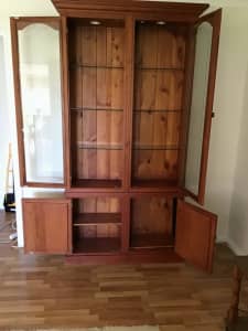 Display cabinet with glass doors