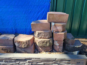 Key stone retaining wall blocks