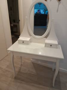 Dresser table with mirror