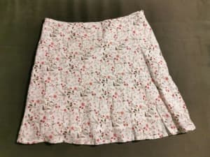 Lovely Skirt size 8-10. With beautiful flower patterns.