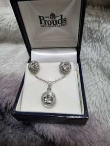Matching Earring and Necklace set 925