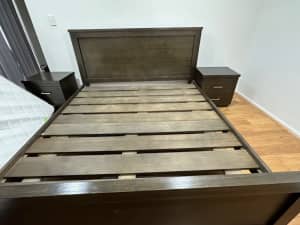 OAK KING SIZE BED WITH TWO BEDSITE TABLES