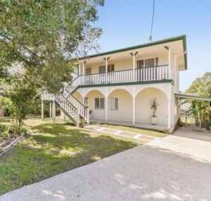 NO BOND - ROOM WITH BED - NBN 5 mins walk from Lawnton Train Station