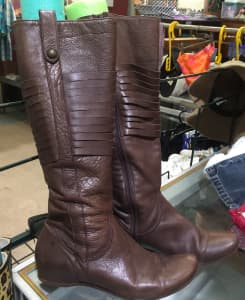SIZE 8 LEATHER BOOTS $2