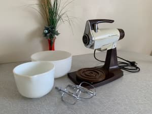 Sunbeam Mixmaster (Retro) with 2 bowls in good condition