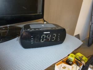 Medion Clock Radio with Wireless Charging and Bluetooth Oakleigh South